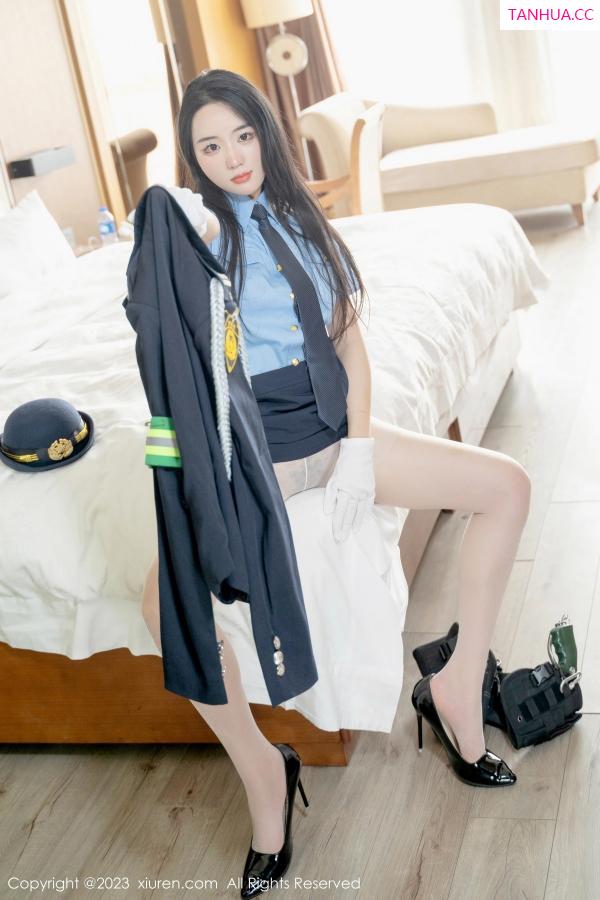   [XiuRen]高清写真图 2023.03.30 No.6497 汐汐爱吃草莓 制服美臀第33张图片